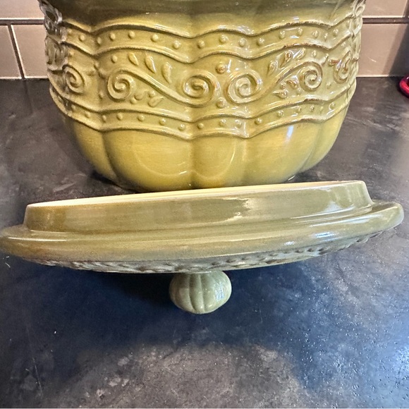 Never used 4 Qt Green Stoneware Covered Bean Pot Casserole Celebrating Home - Picture 7 of 16